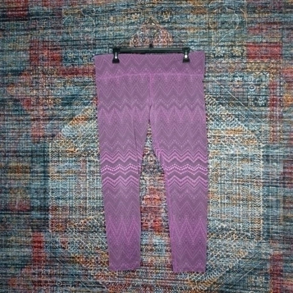 Tuff Athletics womens purple black faded chevron nylon capri leggings XL EUC
